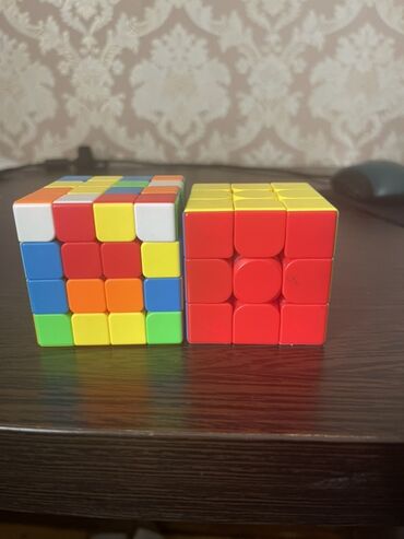 Oyuncaqlar: Rəngarəng stikerləri olan bir ədəd 4x4 və bir ədəd 3x3 Rubik kubları