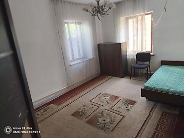 Комнаты: Сдаётся комната в центре в частном доме. Светлая просторная комната — 1
