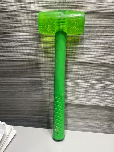 шлифовачный жираф: Неоново‑зеленый кувалд‑молоток с полиуретановой/резиновой бойковой