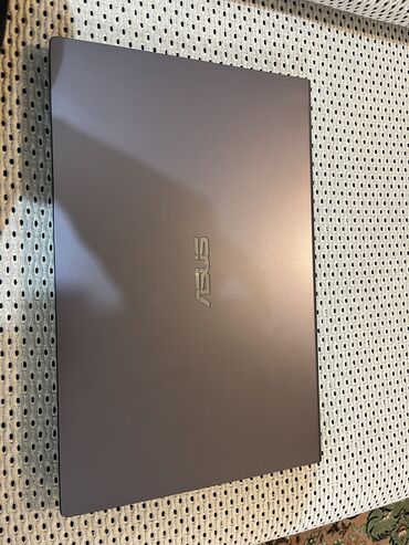ASUS: Intel Core i3, 4 GB