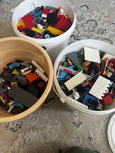 три лимона: Смешанный лот деталей LEGO в трёх ведрах. - Большое количество — 1