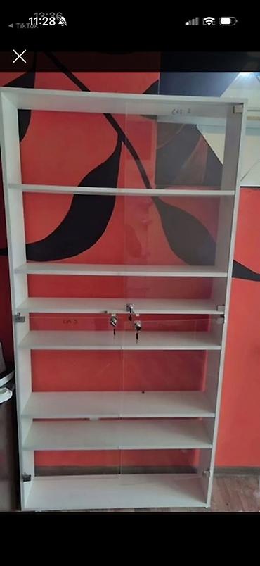 Полочные витрины: Şüşə qapılı vitrin rəf - Material: Ağ korpus (ehtimalən MDF/LDS), ön — 1