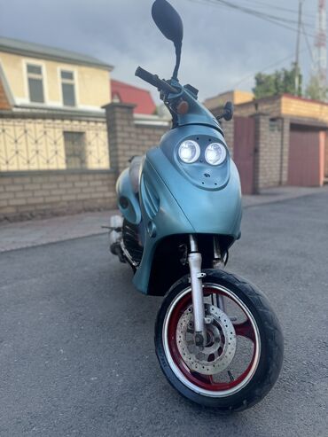 продажа мотоциклов в бишкек: Продается хороший скутер 150кубов на 13 колесах все работает сел