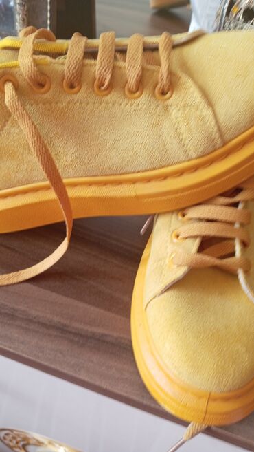 Krasofkalar və idman ayaqqabıları: Parlaq sarı rəngli uniseks idman ayaqqabısı - Stil: Klassik bağlamalı — 11