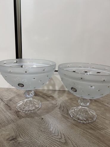 Digər içki üçün qablar: Bokal dəsti. Yenidir. 6 bokal, 1 vaza, 2 mürəbbə qabı, 1 grafin, 2 — 18