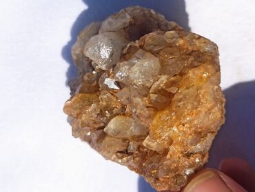 Kristali i minerali: Ovaj prirodni mineralni uzorak prikazuje kombinaciju zemljanih tonova — 15