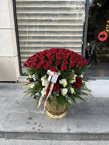 Məhsul: 101🌹 Fərqli Vazada Böyük ölçülü premium gül kompozisiyası