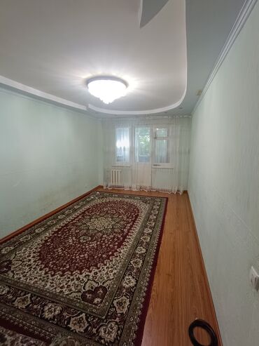 срочно продаётся 1 комнатная квартира в районе ошского рынка по улице кенсуйская: 1 бөлмө, Менчик ээси, Чогуу жашоосу жок, Толугу менен эмереги бар