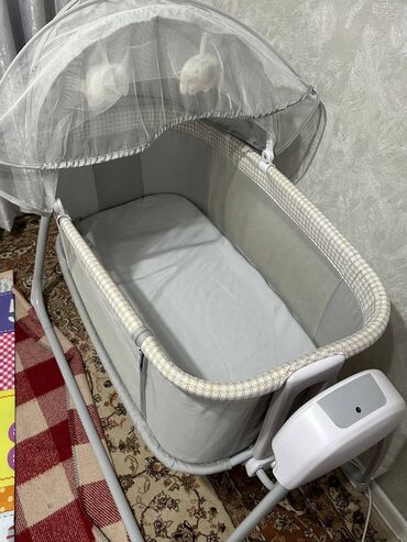 Детские односпальные кровати: Детская кроватка-качалка серого цвета с балдахином и подвесными