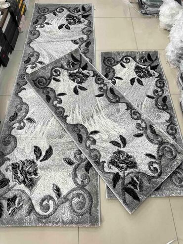 Tepisi i prostirke: Nova kolekcija
Set 3 staze
 (1) 76x250
(2) 63x140 — 2