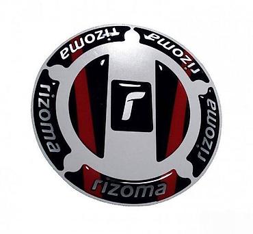 icon hunter: SUZUKI RIZOMA-štitnik čepa- 92 📌 Opis: Samolepljivi štitnik čepa — 1