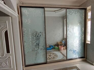Dolablar: Kupe, 3 qapılı Düz dolab, Qarderob, paltar dolabı lalafo.az -da Dolablar: Kupe, 3 qapılı Düz dolab, Qarderob, paltar dolabı