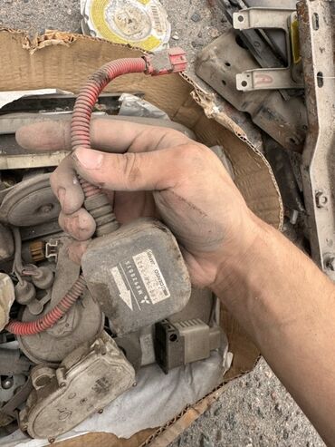 Другие автозапчасти: Набор различных автозапчастей, включая ремни безопасности, панель — 47