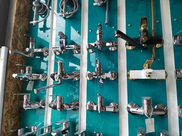 раковина квадратная: Çoxsaylı metal qarışdırıcılar təklif olunur. Bu qarışdırıcılar