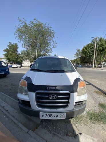 домкрат для авто: Белый фургон Hyundai H-1 с черным передним бампером и черной защитной