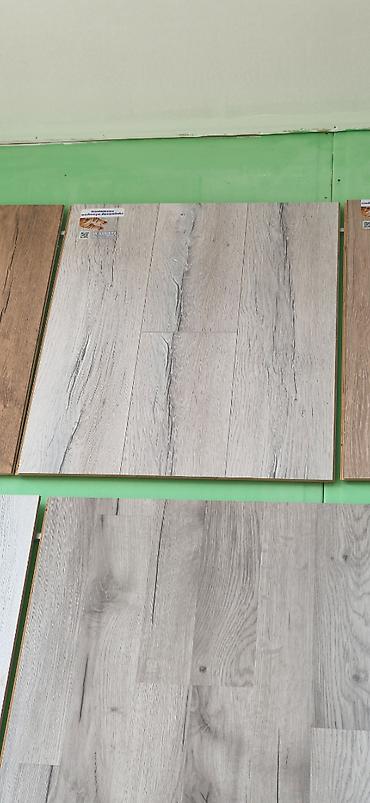 laminant: Laminate döşəmə panelləri – açıq boz və boz meşə teksturalı dizaynlar — 1