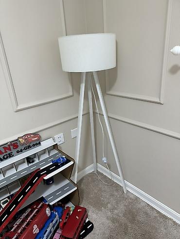 led isiqlar: Ağ rəngdə üçayaqlı torşer lampa - Minimalist dizaynlı, teksturalı ağ — 6