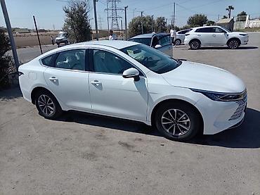 ucuz elektrikli avtomobil: BYD Qin Plus DM-i sedan - Kuzov: 4 qapılı sedan, ağ rəng - Güc — 5
