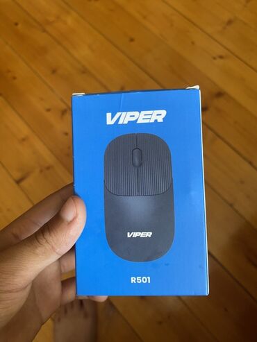 Noutbuklar üçün adapterlər: Viper R501 modeli, qara rəngdə simsiz optik mausu. Bu kompakt cihaz