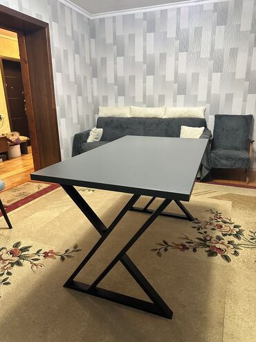 стол с табуретками: Кухонный Стол, цвет - Серый, Новый