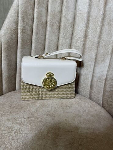 Zərif dizaynlı qadın çantası - Rəng: krem-ağ üst hissə, bej/hasır