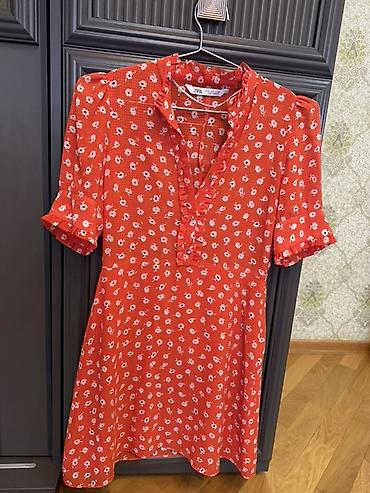 alt geyim: Zara qırmızı yay donu və Dolce & Gabbana həndəsi naxışlı kokteyl — 1