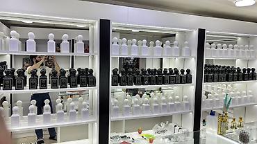 parfüm vitrini: 170 cesid yag top ve delux keyfiyyetde. Her biri ortalama 50/100ml — 8