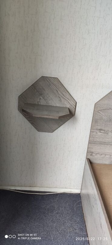 Спальные гарнитуры: Продаю 1) Кровать 2спальн.,с настенными прикраватными полками — 3