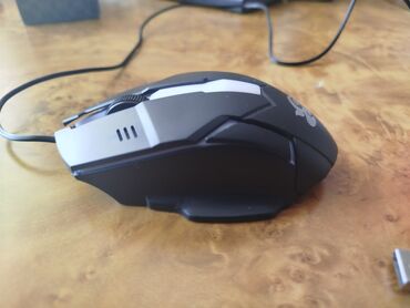 Noutbuklar üçün örtük və çantalar: USB bağlantısı vasitəsilə kompüterə qoşulan erqonomik dizaynlı qara