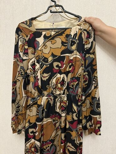 летнее платье 50 размера: Платье итальянское макси с ярким абстрактно-цветочным принтом