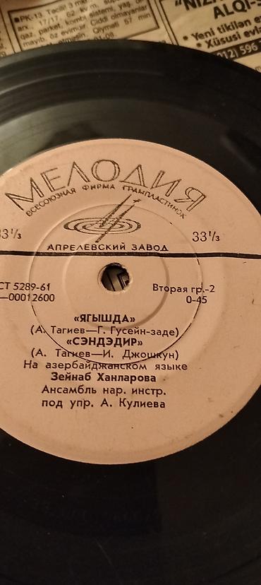 Vinil vallar: Vinil plastinkalar satılır. Bir ədədi 20 manat — 4