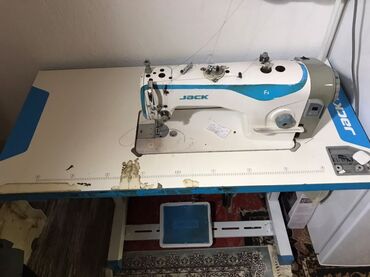 маленькая швейная машина: Швейная машина Jack, Полуавтомат