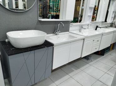 Bu dəstə müasir dizaynlı ağ rəngli keramika lavabo və müvafiq kran