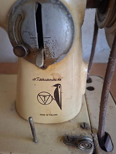 antik servis: Tikka tikiş maşını – pedallı stolüstü model - İstehsal: Tikkakoski — 2