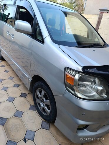 дом на калёса: Серебристый минивэн требуется ремонт двигателя Toyota Noah
