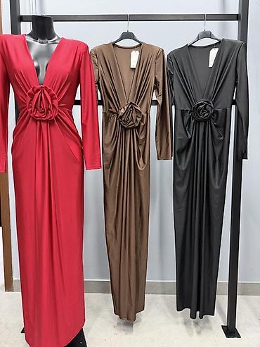 crveni brest tablete: Elegantna duga haljina s ružom u struku

-3000 din
S M L Xl — 3