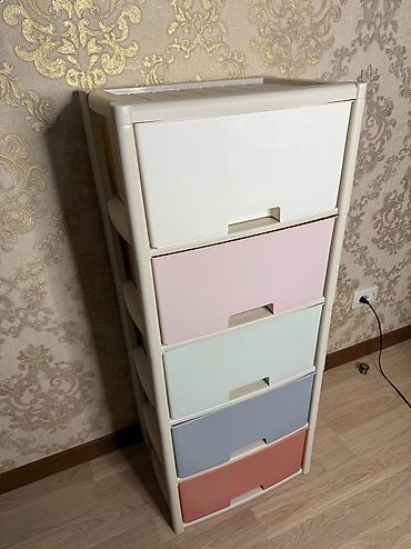 Комоды для одежды: Пластиковый комод с пятью выдвижными ящиками белого цвета и салатовым — 20