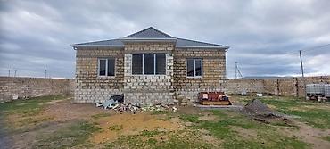 Yeni tikilmiş həyət evi torpağ�...