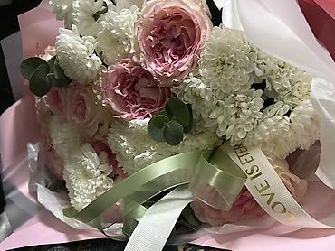 Букеты из живых цветов: Букет «Нежность в розовом» - Состав: кустовые белые хризантемы — 4