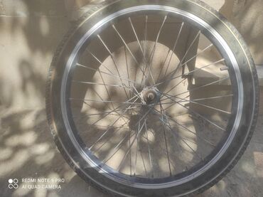 velosiped şinləri: Velosiped diski, qara rəngli rezin təkəri və metal milləri ilə