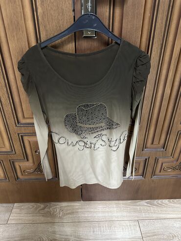 Köynək və bluzalar: 10 azn . Razmer S/M — 17