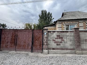 Дом с участком и хозпостройками - Кирпичный жилой дом с двускатной
