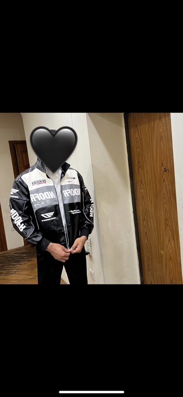 Свитера: Kişi üçün idman üslubunda qara rəngli yüngül jaket. Xüsusiyyətlər: -