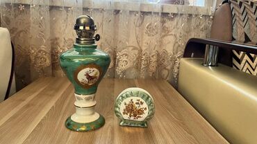 Stol lampaları: Yaşıl rəngdə, üzərində maral təsviri olan retro üslubda lampa və