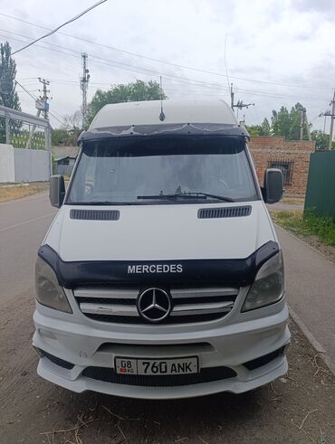 спринтер коропка: Микроавтобус Mercedes-Benz, белого цвета, с высокой крышей. Оборудован