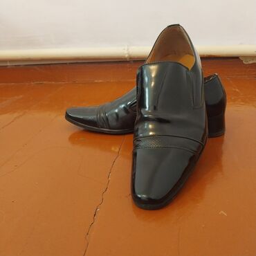распродажа мужской обуви: Туфли мужские 39-размера 
состояние отличное