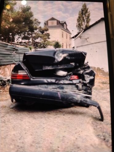 Digər nəqliyyat: Mercedes-Benz E-Class W124, qara rəng, sedan kuzov. Xüsusiyyətlər: -