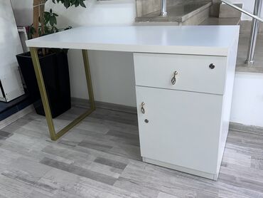 Sifarişlə müdir masaları: Siyirməli müdir masası