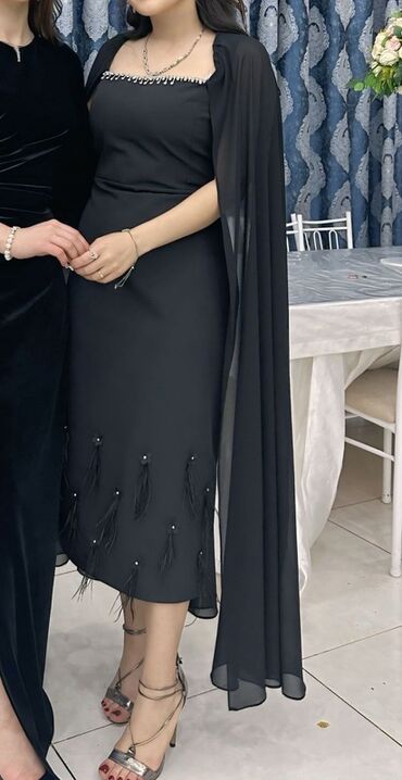 Dəstlər, kostyumlar: - Şık qara ziyafət-gecə donu