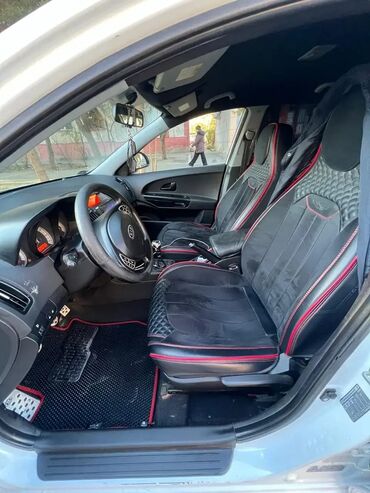 Kia: Kia Cee’d SW, ağ rəng, universaldır. Şəhər və uzun yol üçün praktik və — 6